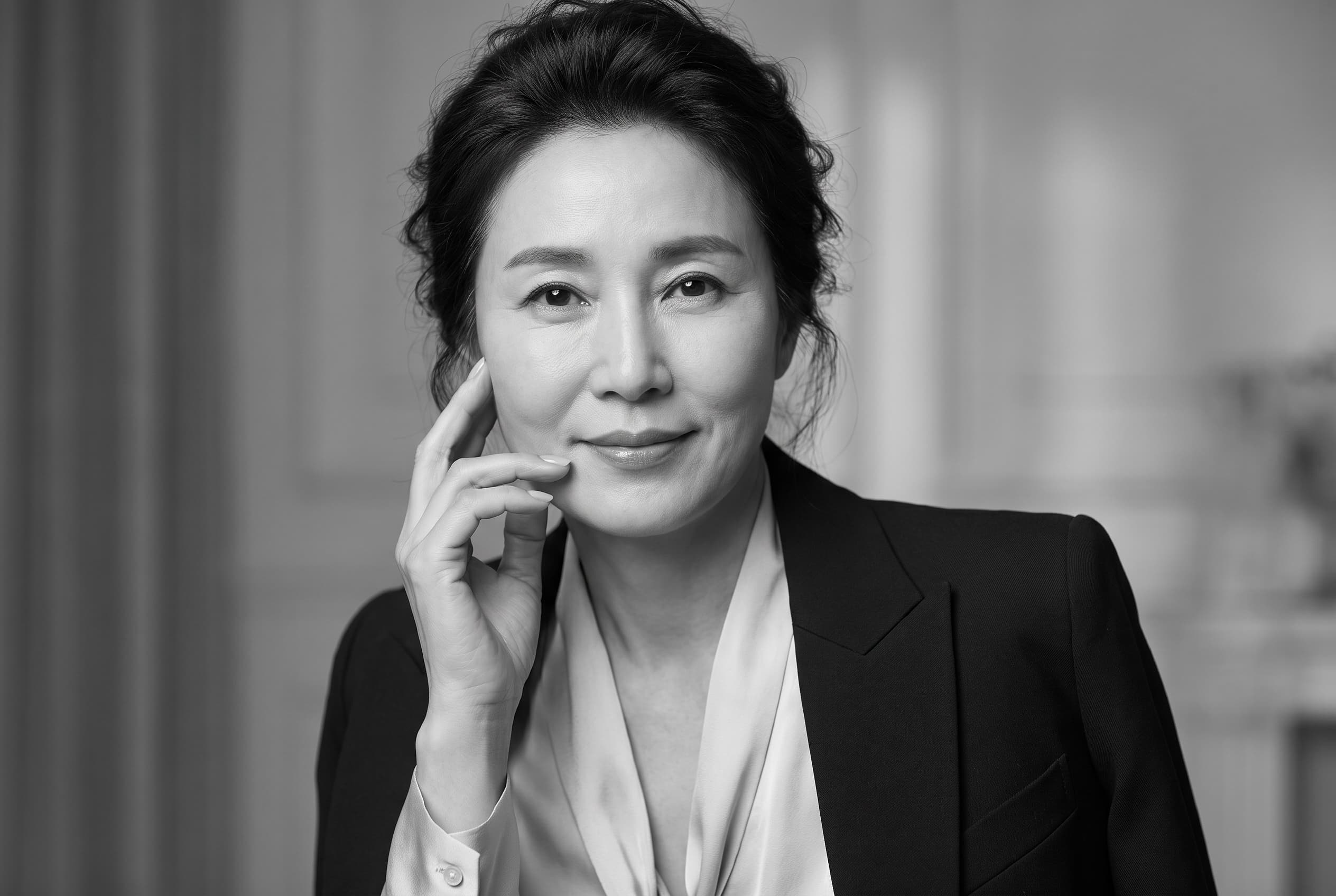 은은한 조명 아래의 탄력 있는 페이스 라인 — 리프팅이 지향하는 자연스러운 회복